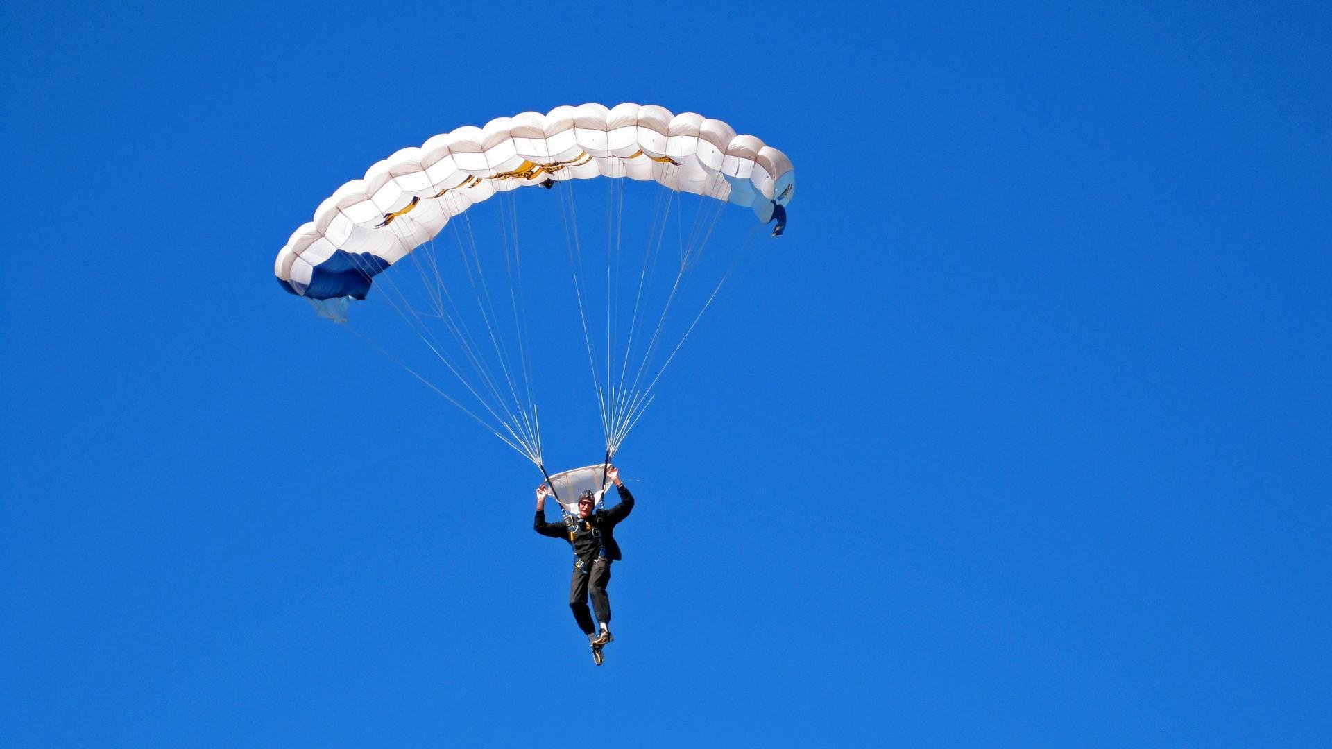 球迷狂热：现场氛围最震撼的比赛回顾，球迷视频