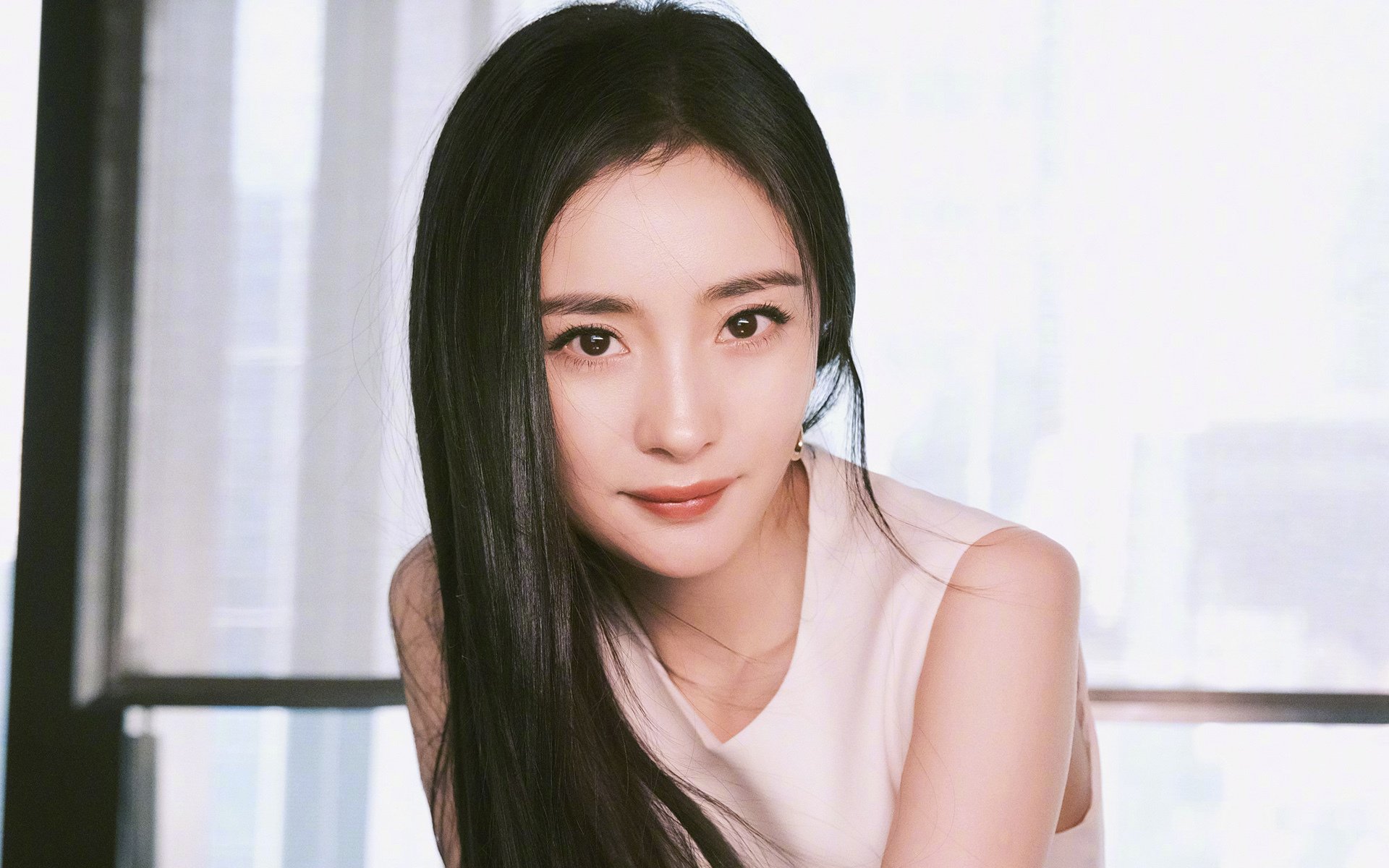 “飞盘争夺：三叉湖田径场上演极速空中对抗”